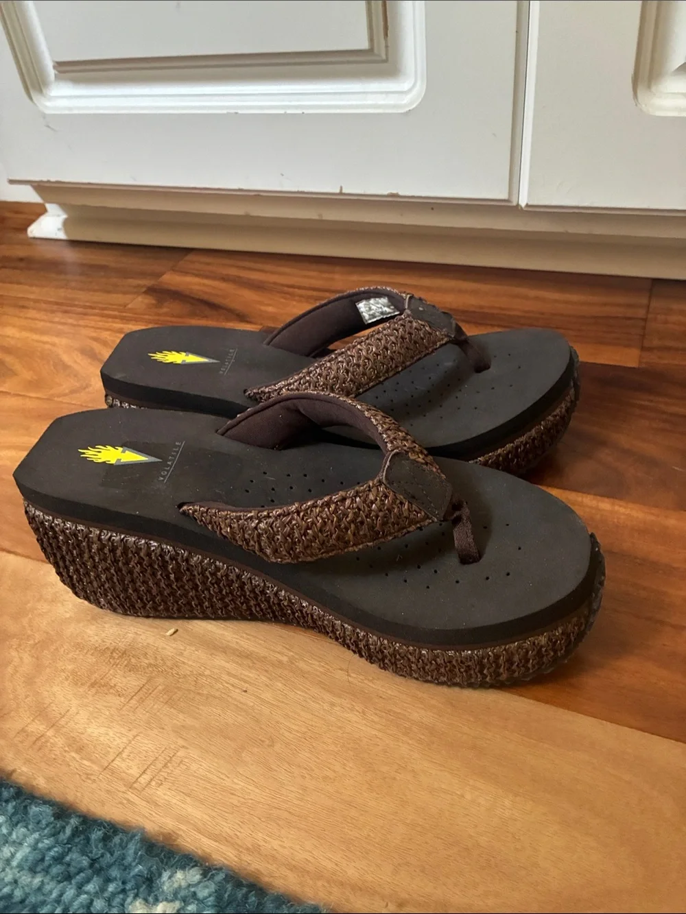 Volatile Island Raffia Brown Woven Wedge Flip-Flop Sandal SZ 8
